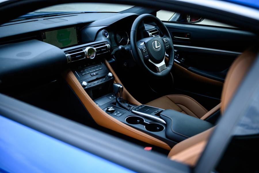 Интерьер Lexus RC300h 2018 года  (JP) (фото 8 из 11)